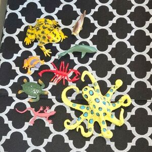 Lot Of 8 Mini Figures Amphibians, Octopus, Frog, And Sea Creatures Mixed Lot